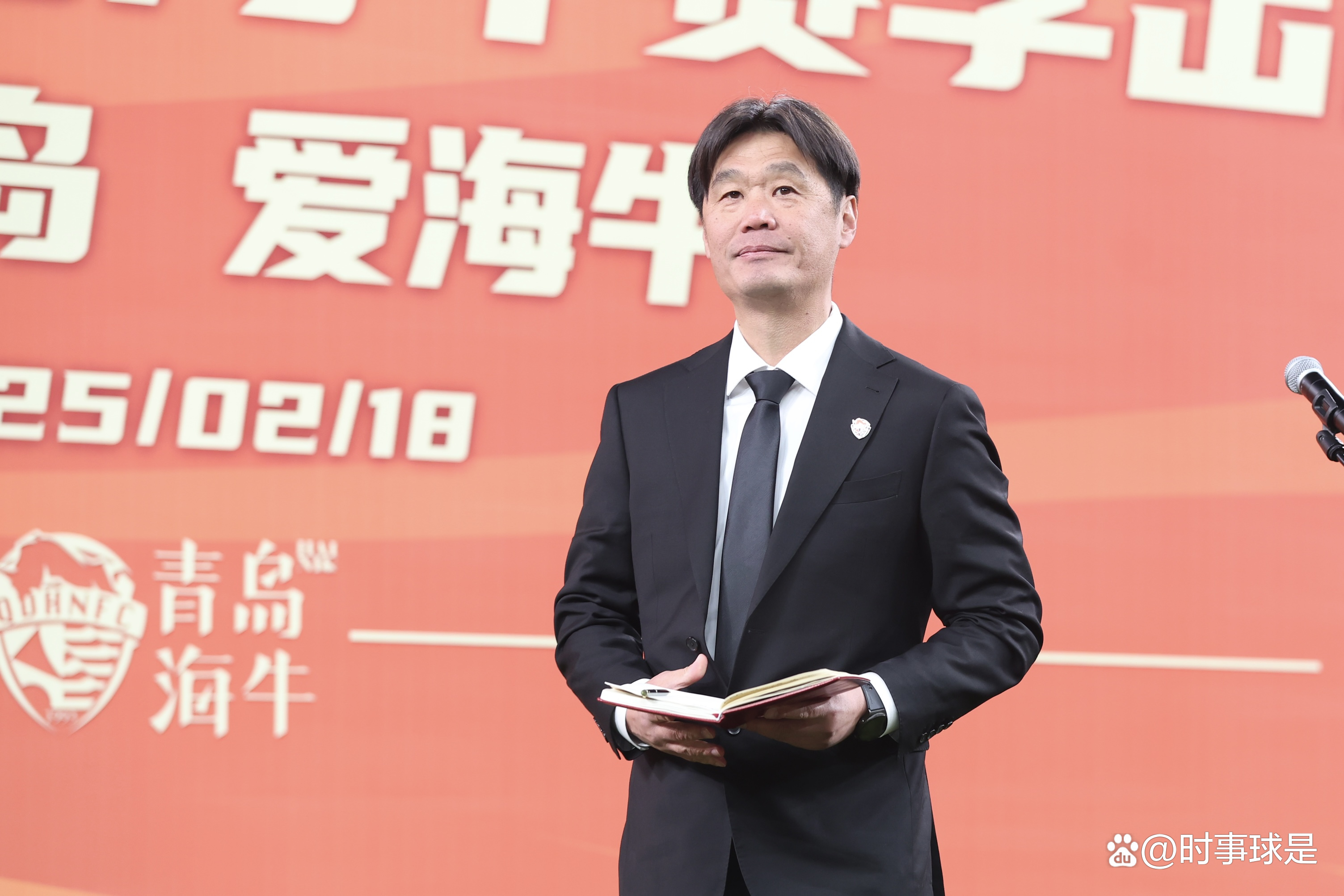 比赛现场气氛火爆，球迷热情高涨，掀起一波高潮的简单介绍