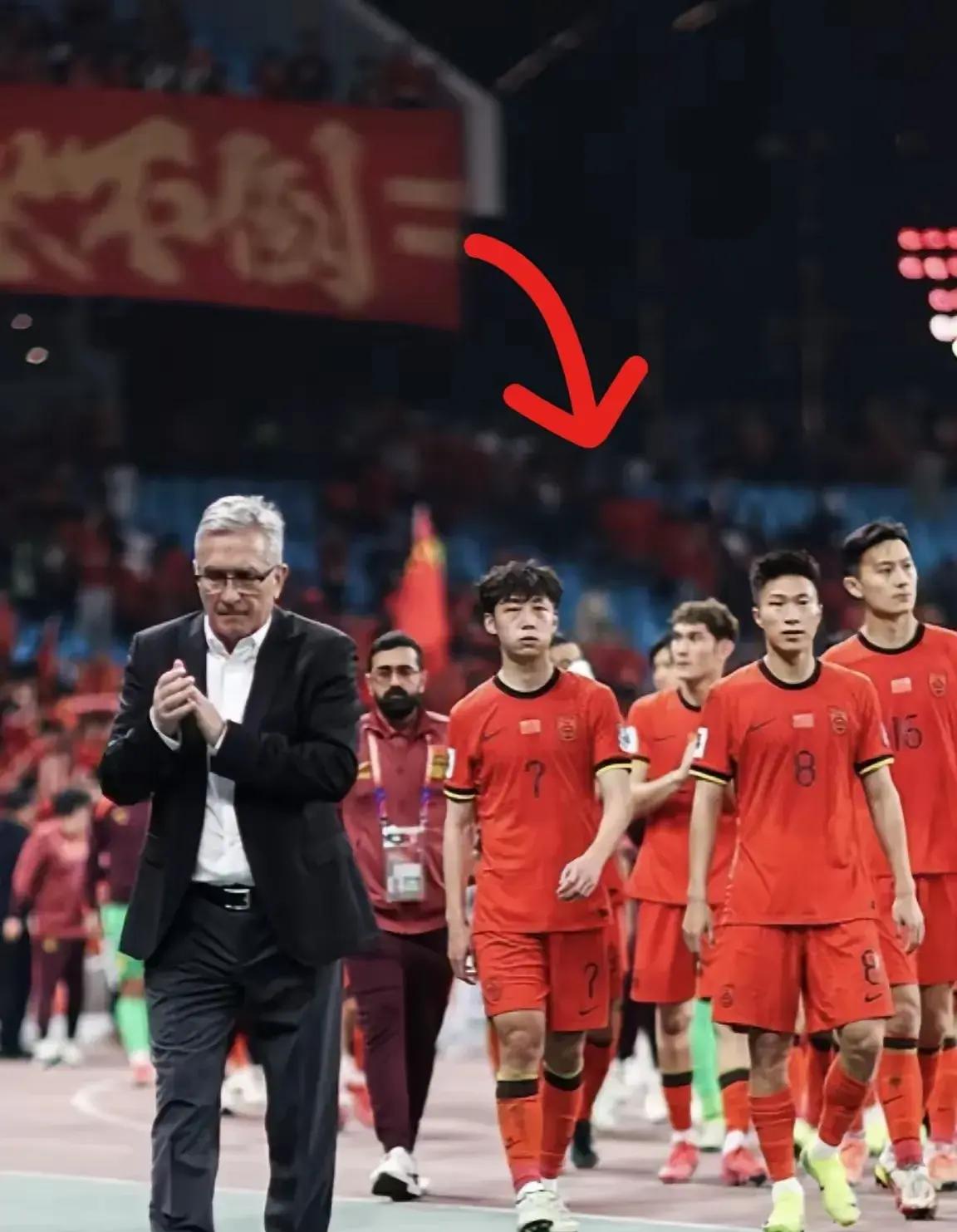 包含本土球员发挥亮眼，助球队成功获胜的词条