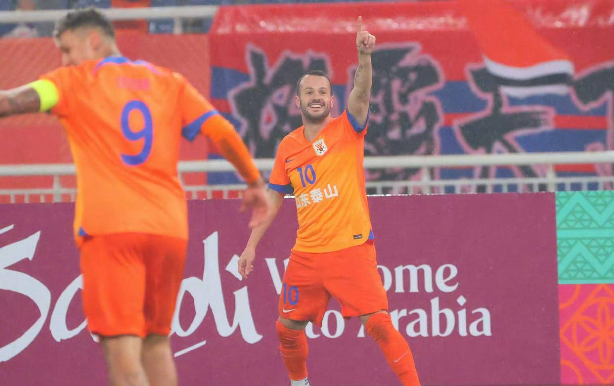 包含本土球员发挥亮眼，助球队成功获胜的词条