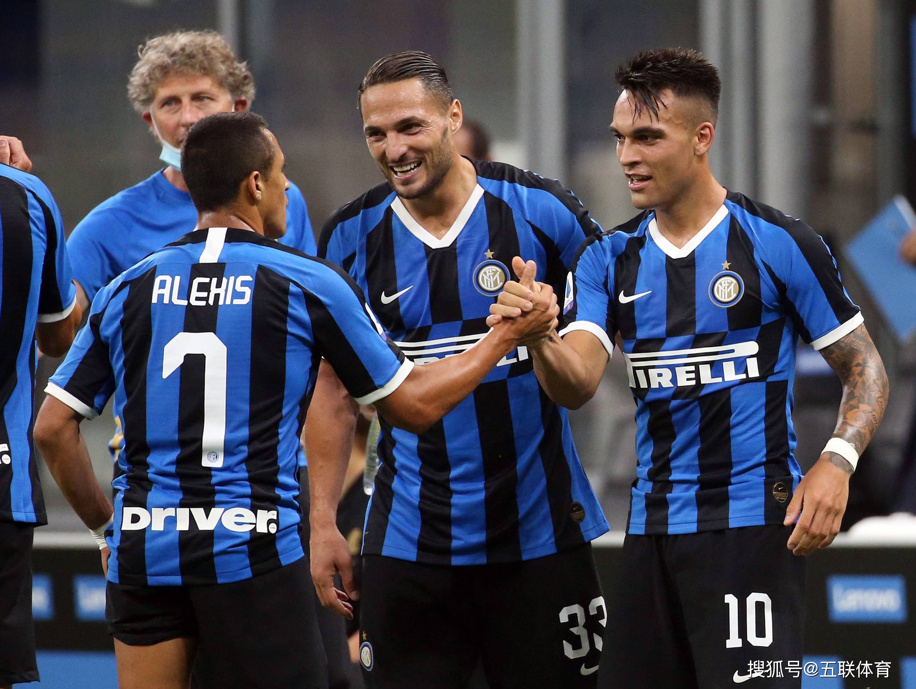 包含国际米兰客场2-1击败乌迪内斯，继续领跑意甲联赛积分榜的词条