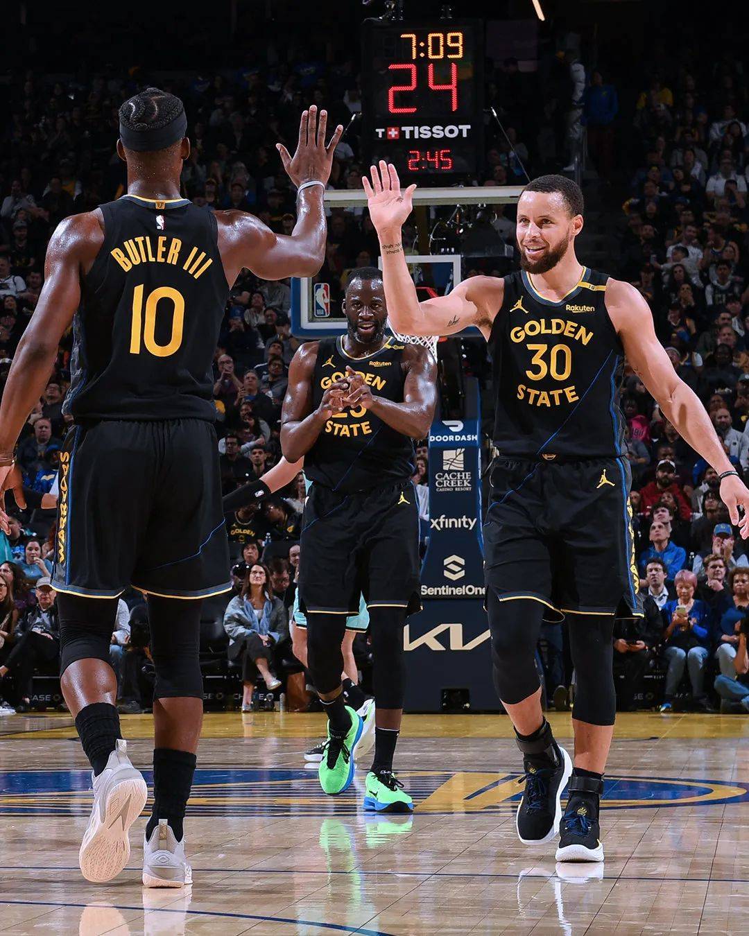 勇士客场击败魔术，继续保持不败