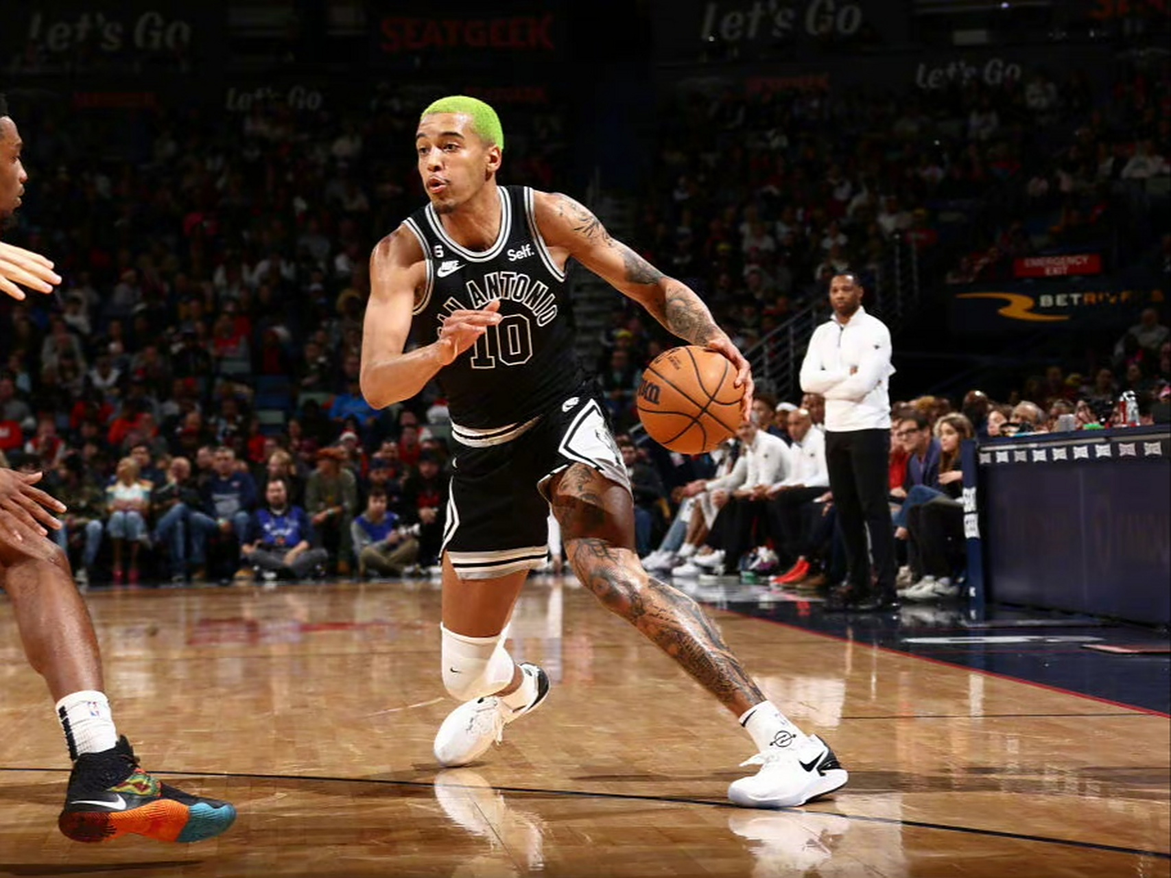 马刺大胜骑士，帕克砍24分