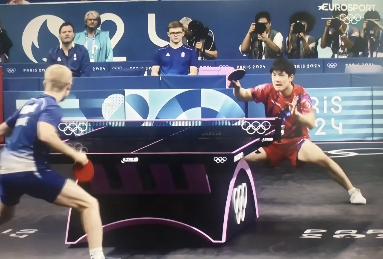 法国队力克英格兰队，张本智和关键制胜